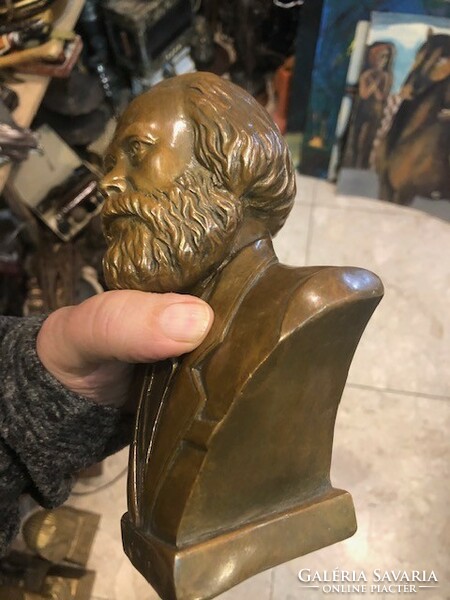 Marx Károly bronz szobra, 18 cm-es magasságú.