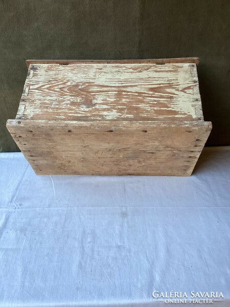 Keleti témájú lombfűrész technikával készült doboz 46x27x25 cm.