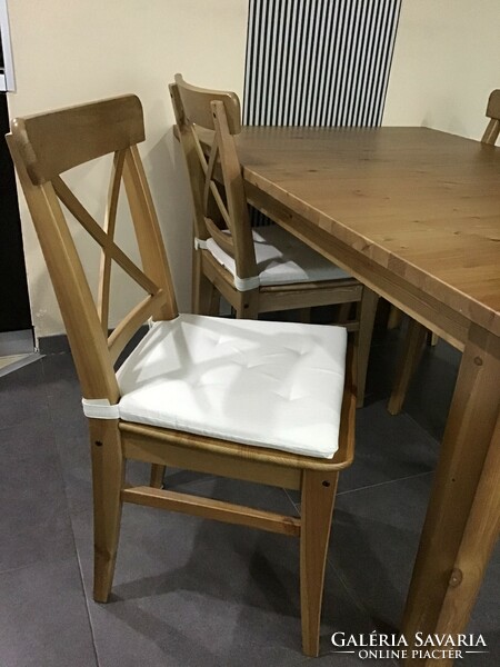 Eladó Ikeás STORNÄS Meghosszabbítható antik hatású asztal, 4db. INGOLF párnázott székkel, egyben