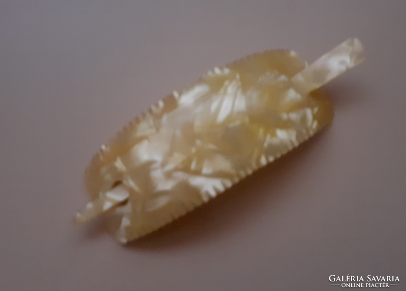 Pearl-colored hair clip made with Rerto handwork