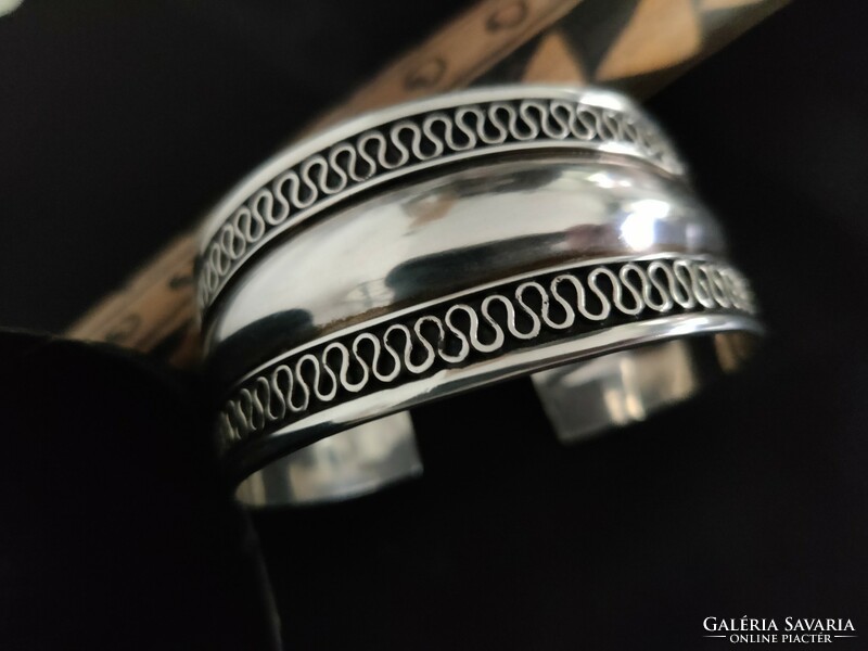 Unisex rigid silver bracelet