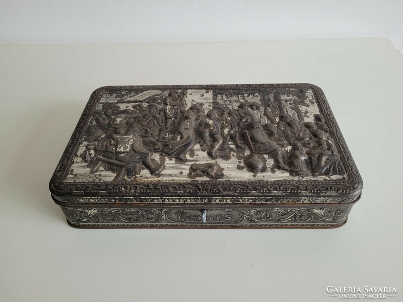 Regi metal box with convex pattern vintage box with key