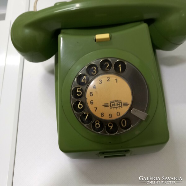 For sale, as shown in the pictures, vintage phone, not antique