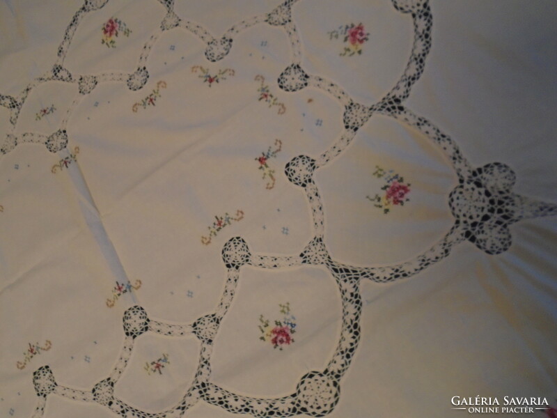 Beautiful antique white table centerpiece vert lace needlework