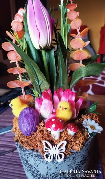 Tulip Easter basket table decoration