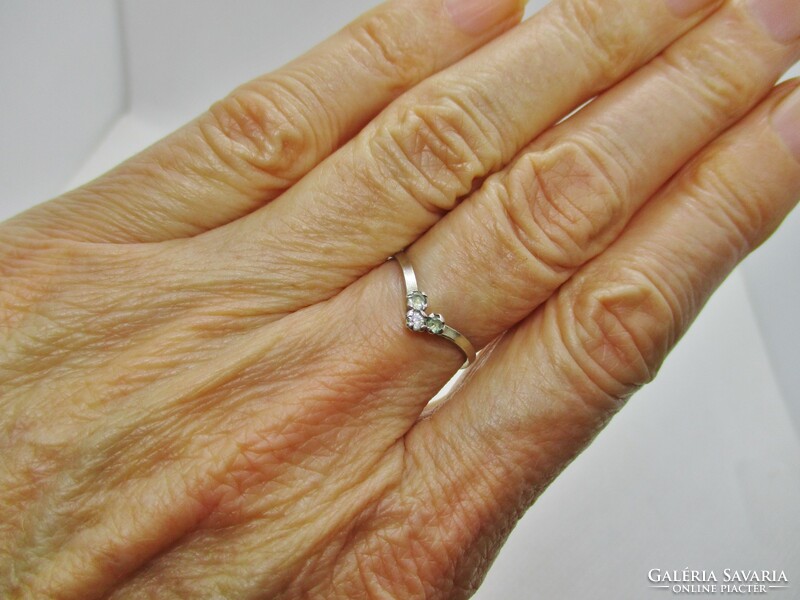 Szépséges kis fehér köves ezüstgyűrű