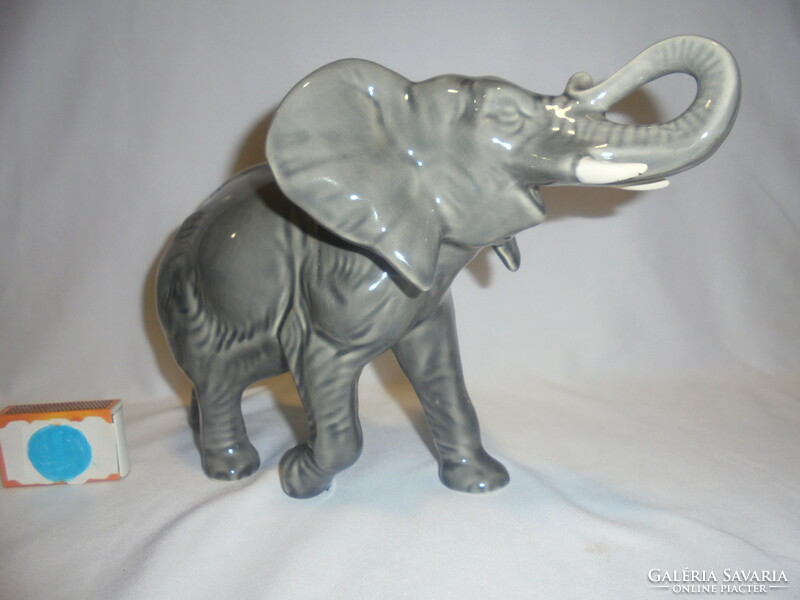 Nagy méretű porcelán elefánt figura, nipp, szobor