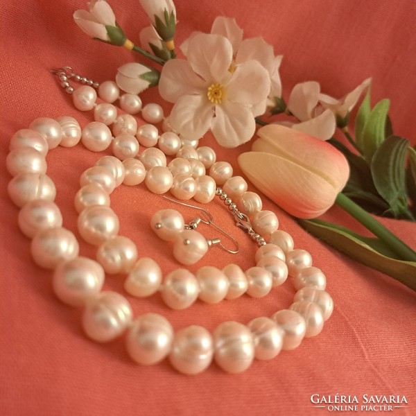 A cultured pearl set is eternal elegance