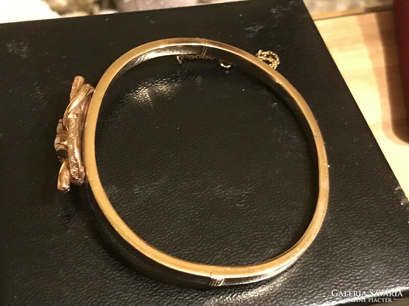 Antique gold bracelet with noble opal