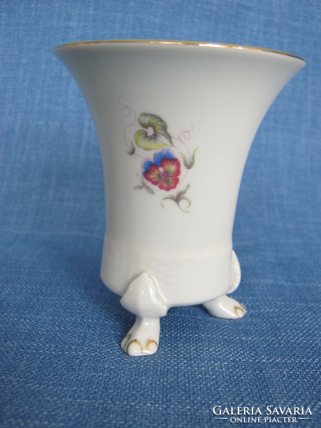 Ravenclaw porcelain vase with lion's foot pattern