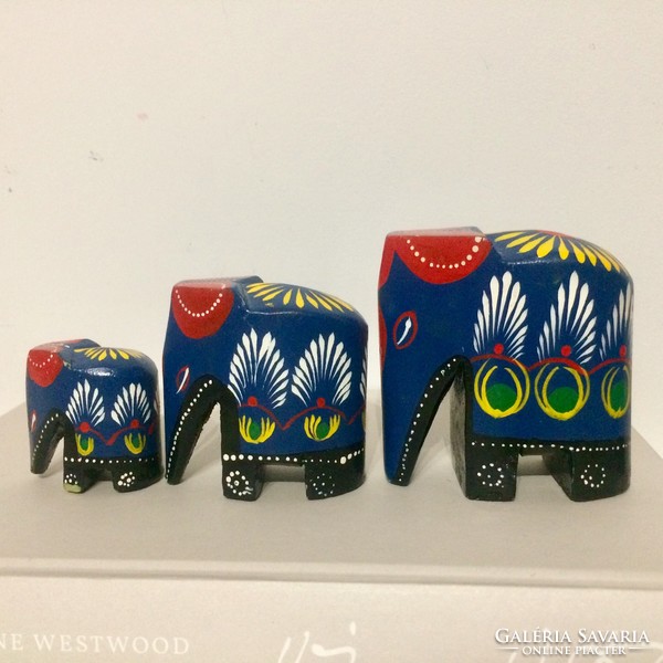 Kézzel festett fa elefántok