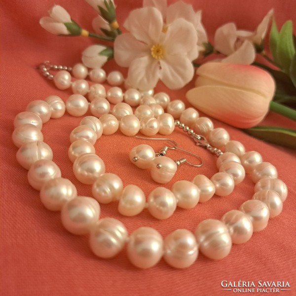 A cultured pearl set is eternal elegance