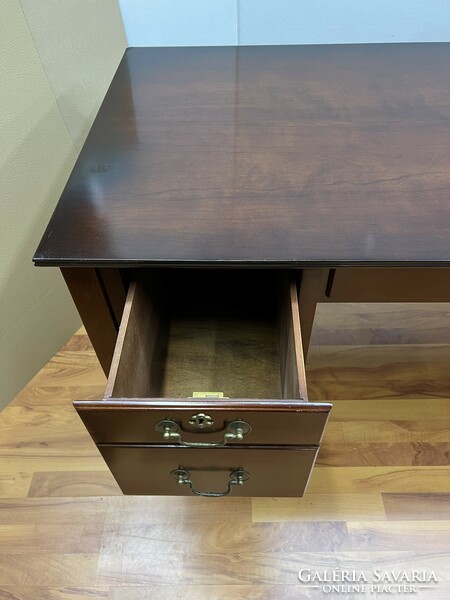 4-drawer desk in classic style