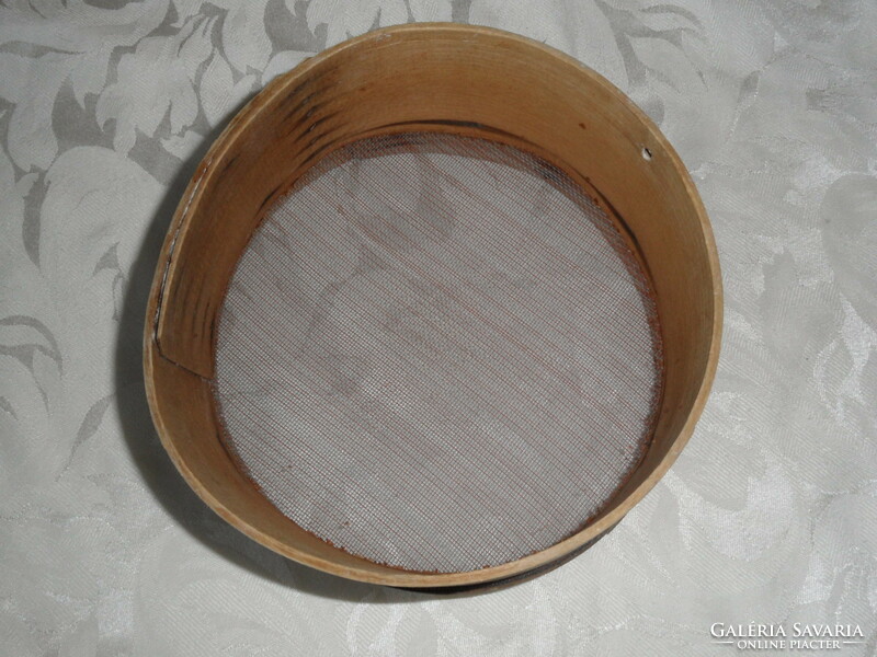 Old sieve with wooden frame (20 cm)