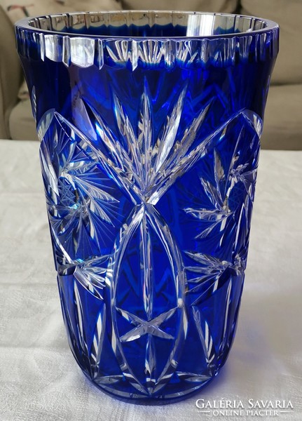 Nagyméretű, kék, csiszolt üveg kristály váza