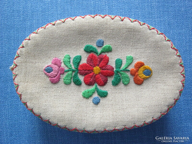 Gift box with an embroidered Kalocsa pattern floral textile cover