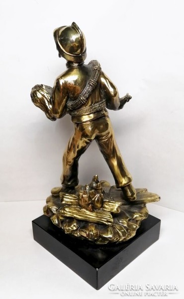 Gyermekmentő tűzoltó, bronz hatású sport relikvia