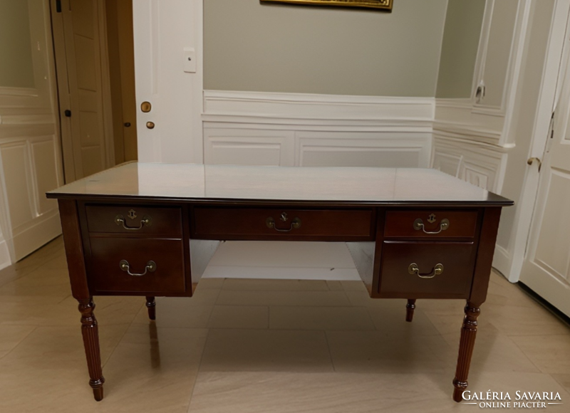 4-drawer desk in classic style