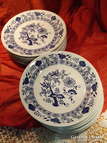 New, porcelain onion pattern plate... 6 pieces deep.