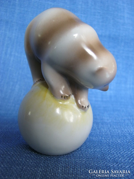 Hollóházi porcelán labdázó maci medve