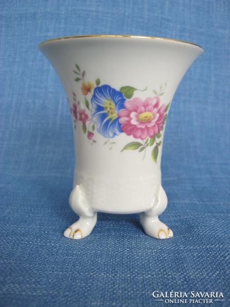 Ravenclaw porcelain vase with lion's foot pattern