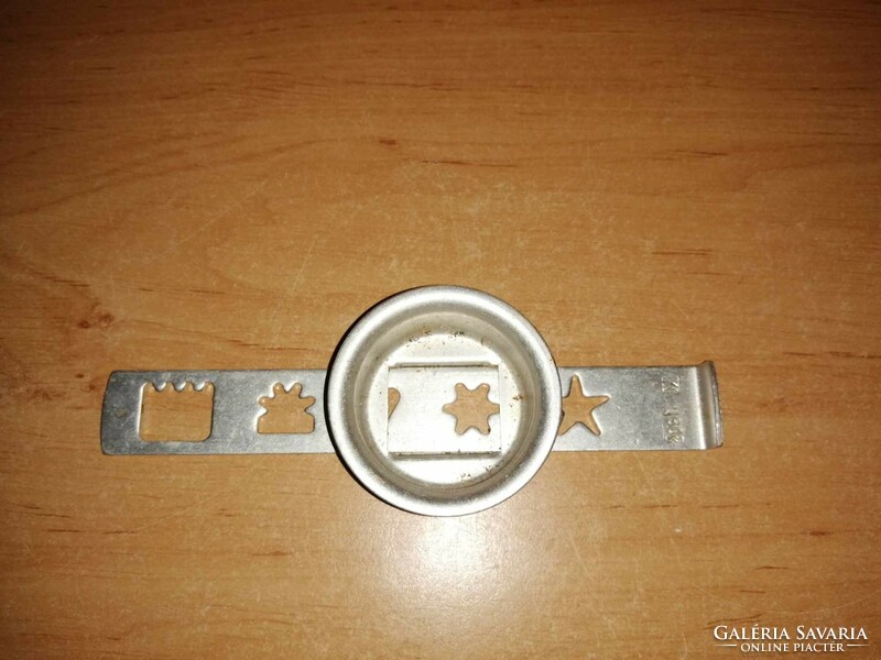 Linzer pastry cutter (qv)
