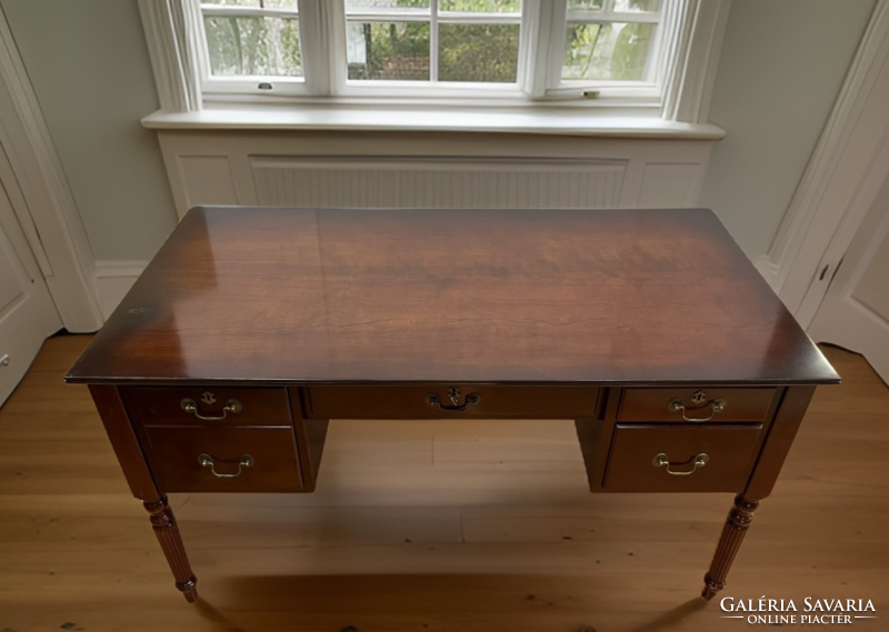 4-drawer desk in classic style