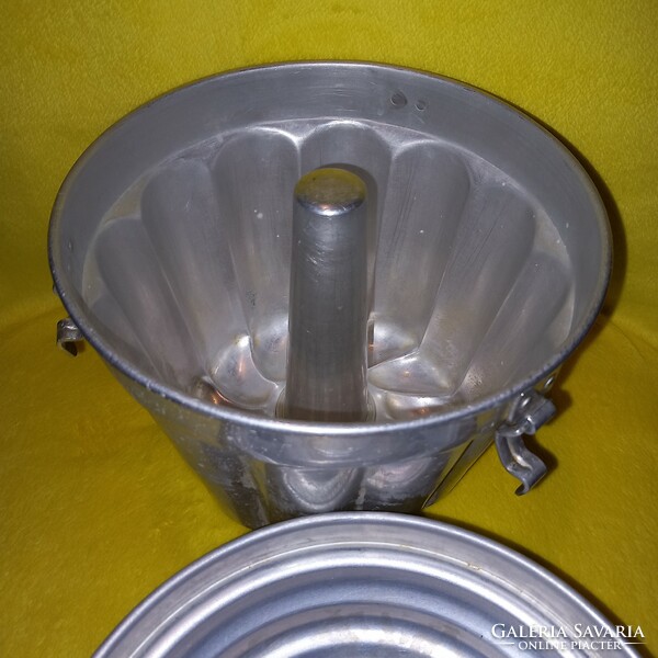 Old, hot-water, aluminum kuglóf baking dish with a lockable lid.