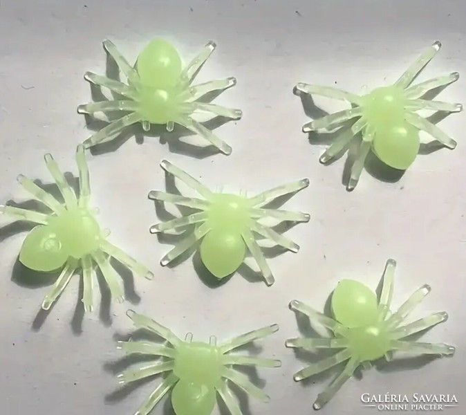 10 pcs. A phosphorescent spider in one