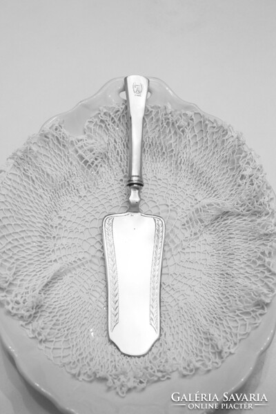 Antik ezüst tortalapát Dianás jelzéssel, EM monogrammal, 27*6 cm, 142g