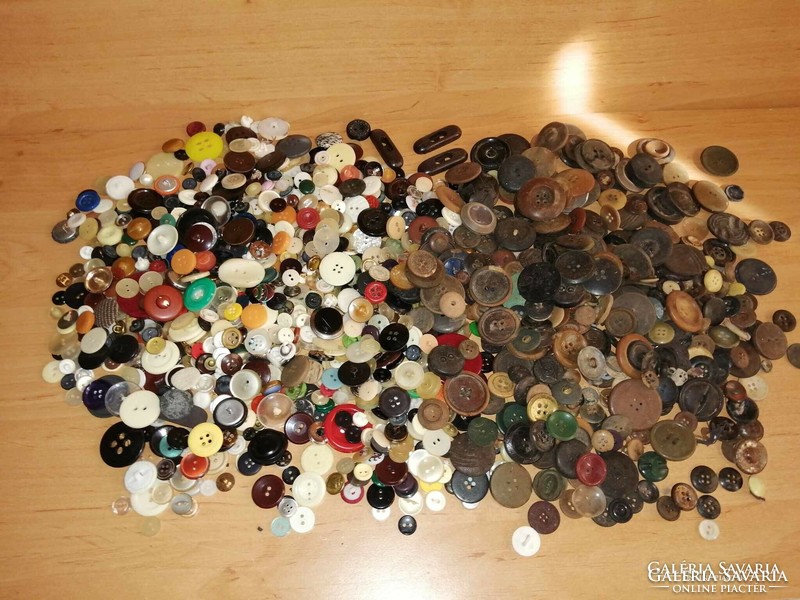 Old 1 kg mixed button pack (29/d)