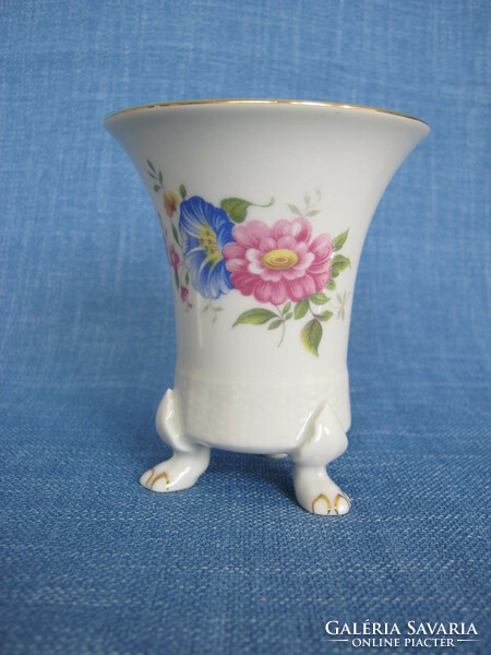 Ravenclaw porcelain vase with lion's foot pattern