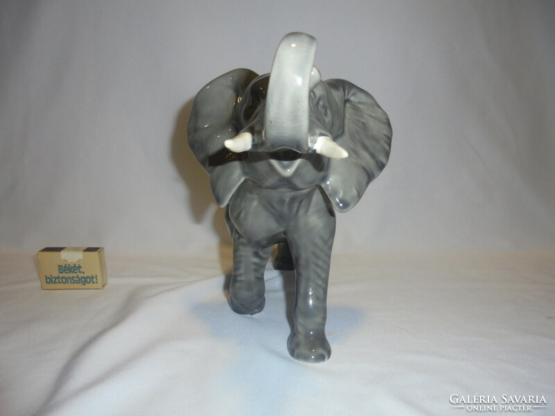 Nagy méretű porcelán elefánt figura, nipp, szobor