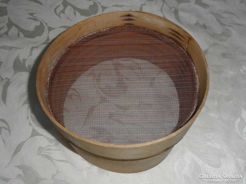 Old sieve with wooden frame (20 cm)