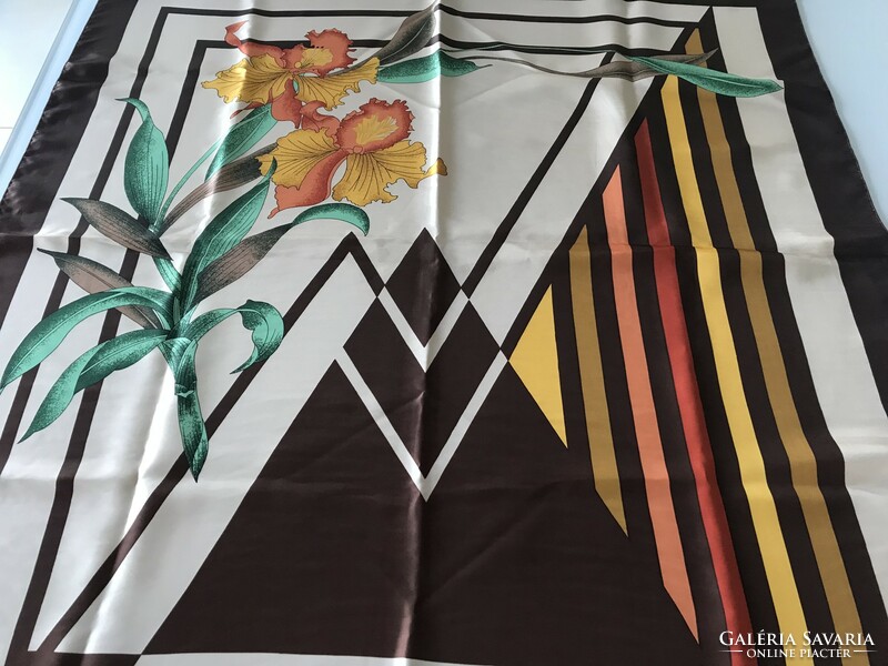 Elegant vintage scarf with huge daffodils, 88 x 85 cm