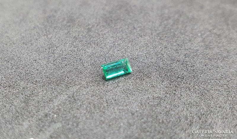 Brazilian emerald step cut 0.28 Carat. With certification.