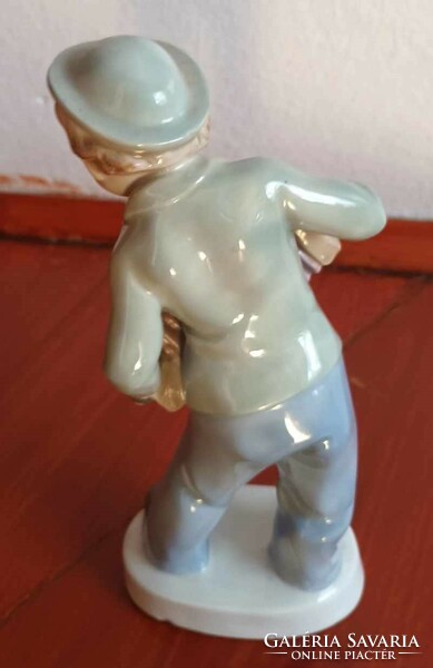 Jelzett - sasos jelzés - német porcelán figura - tangóharmónikás gyerek