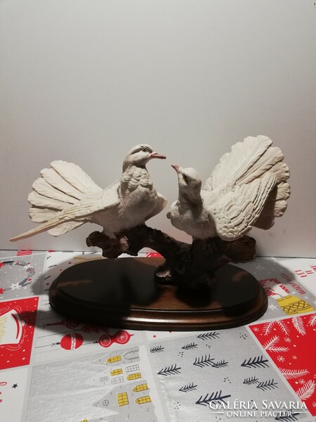 Doves in love, rich in details, large-scale capodimonte sculpture