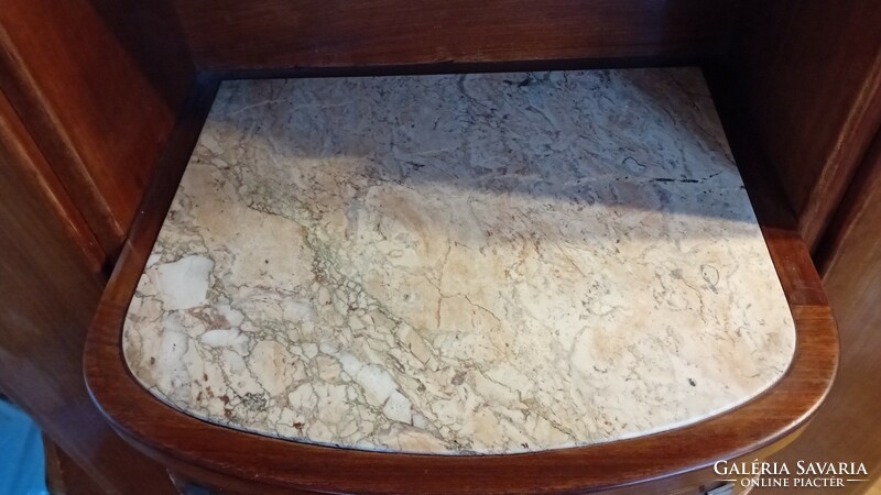 Kis tálaló szekrény márványlappal, a XX. század elejérõl