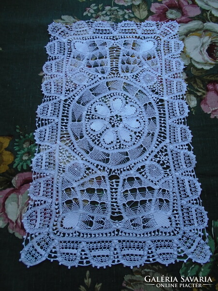 47 X 29 cm. Hand-stitched lace tablecloth, centerpiece, etc.