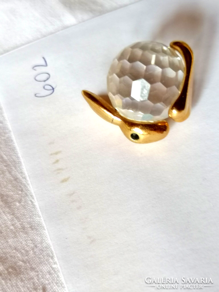 Aranyozott fémre applikált gyönyörű csiszolt kristály nyuszi ajándéktárgy, kabala. 602