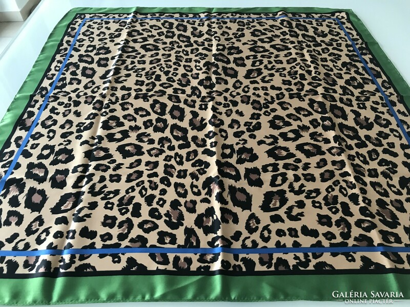 Shawl with an ocelot pattern with an emerald green frame, 70 x 70 cm