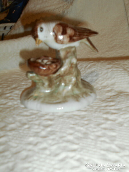 Aquincumi porcelán madár figura, a fészekkel-kézi festéssel