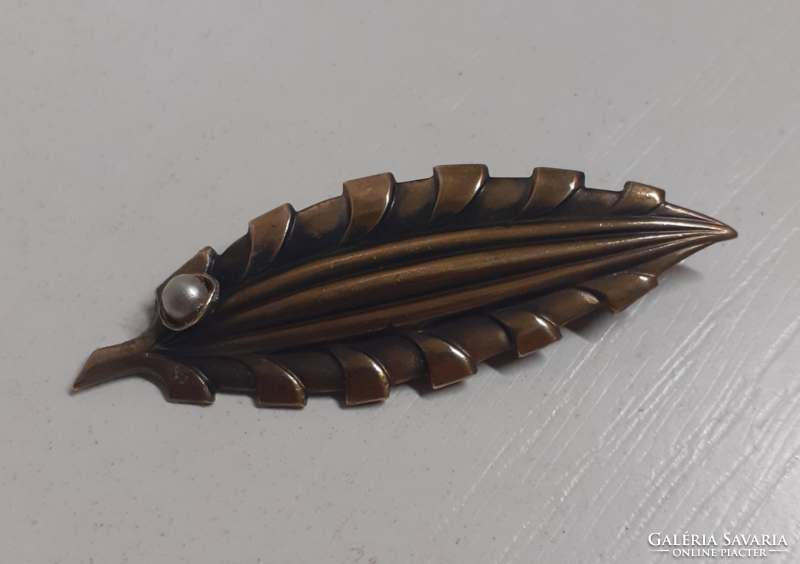 Antique leaf-shaped brooch in beautiful condition, studded with pearls with a safety pin