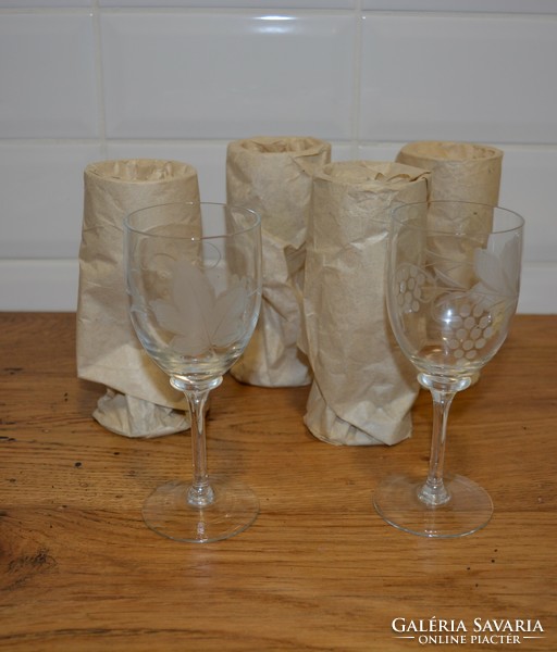 Set of 6 wine glasses with grape motifs, in new, original packaging