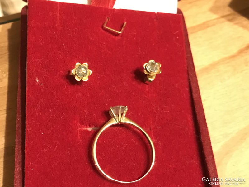 Yellow gold ring and earrings with moissanite diamonds