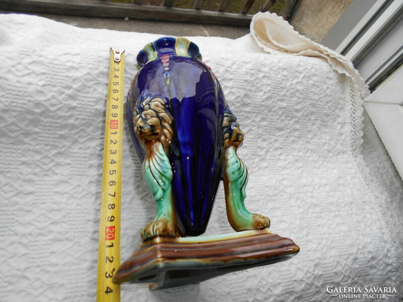 Szecessziós  majolika  -oldalán három oroszlános figurával váza 23 cm