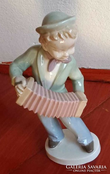 Jelzett - sasos jelzés - német porcelán figura - tangóharmónikás gyerek