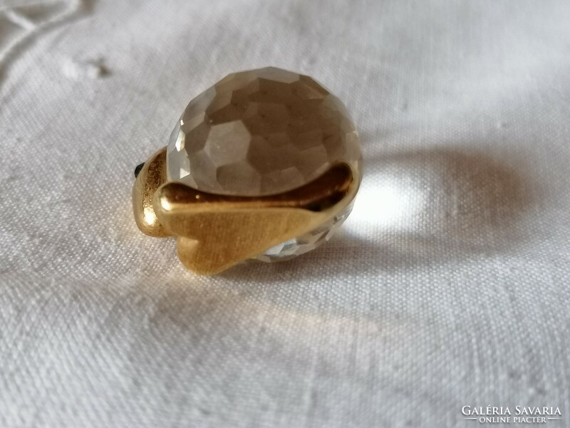 Aranyozott fémre applikált gyönyörű csiszolt kristály nyuszi ajándéktárgy, kabala. 602