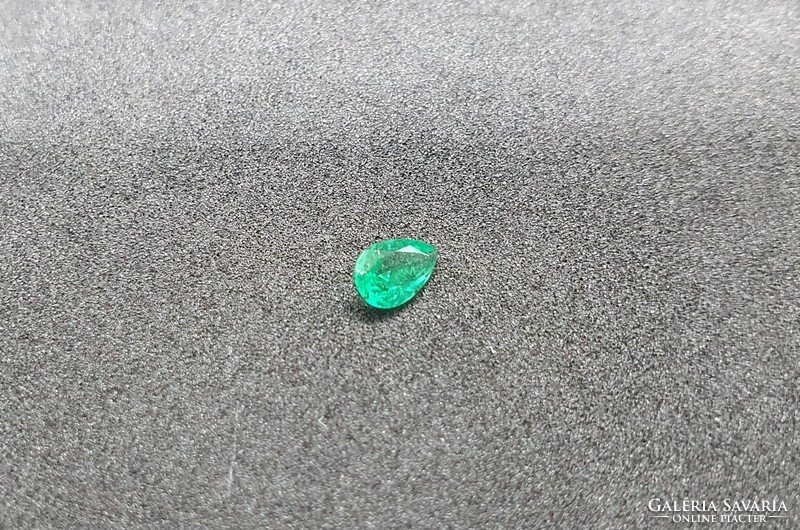 Brazilian emerald drop cut i. 0.18 Carat. With certification.